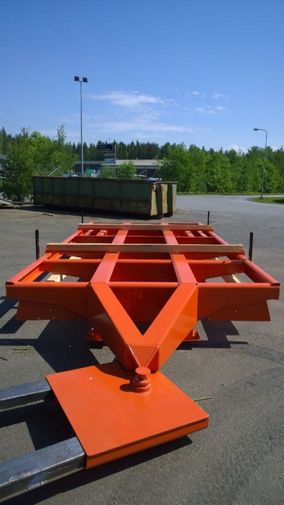 Metallinen lava pihalla
