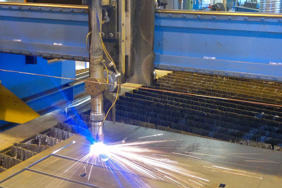 Plasmaleikkuri leikkaa metallia