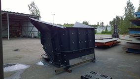 Metallisäiliö pihalla
